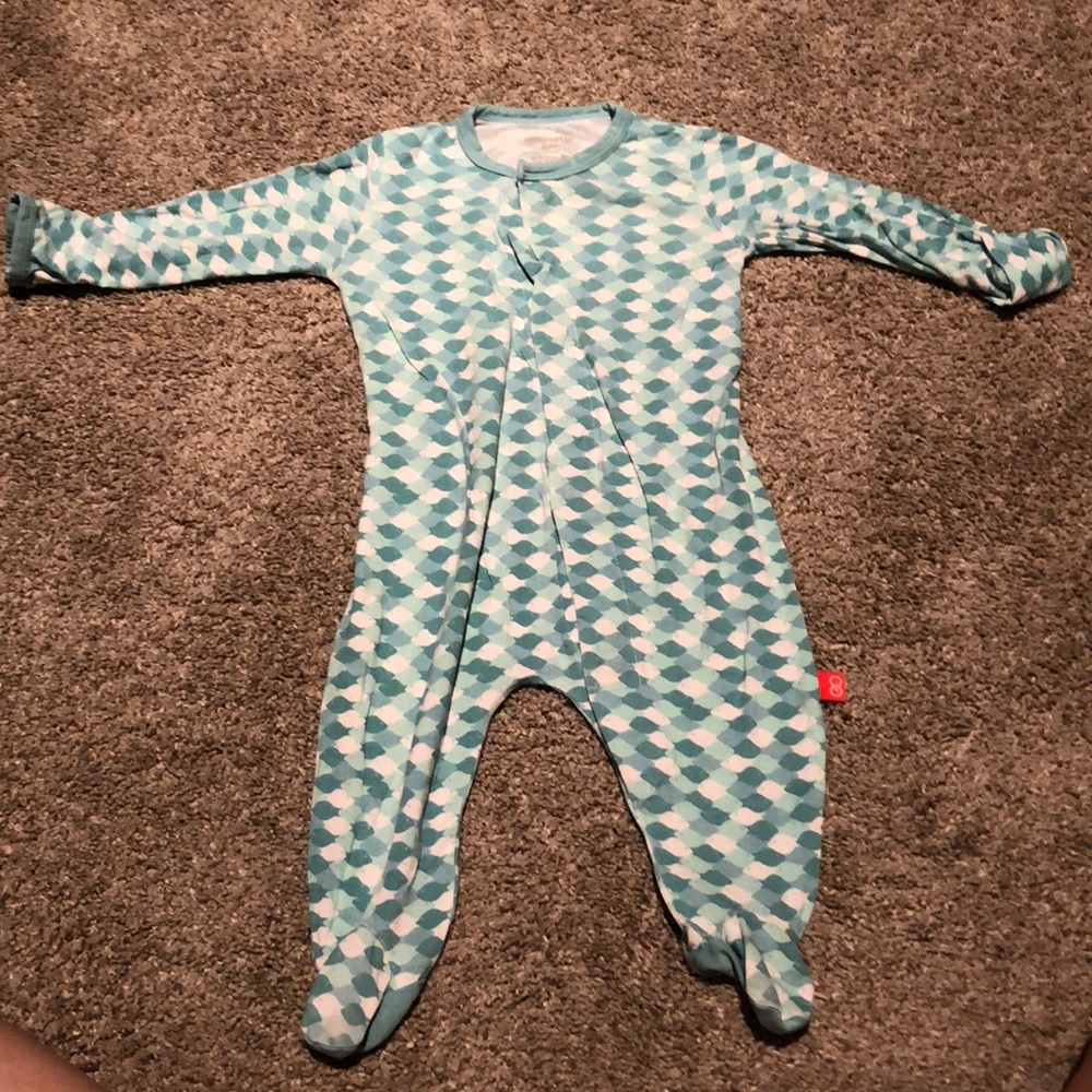 Magnetic snap footie